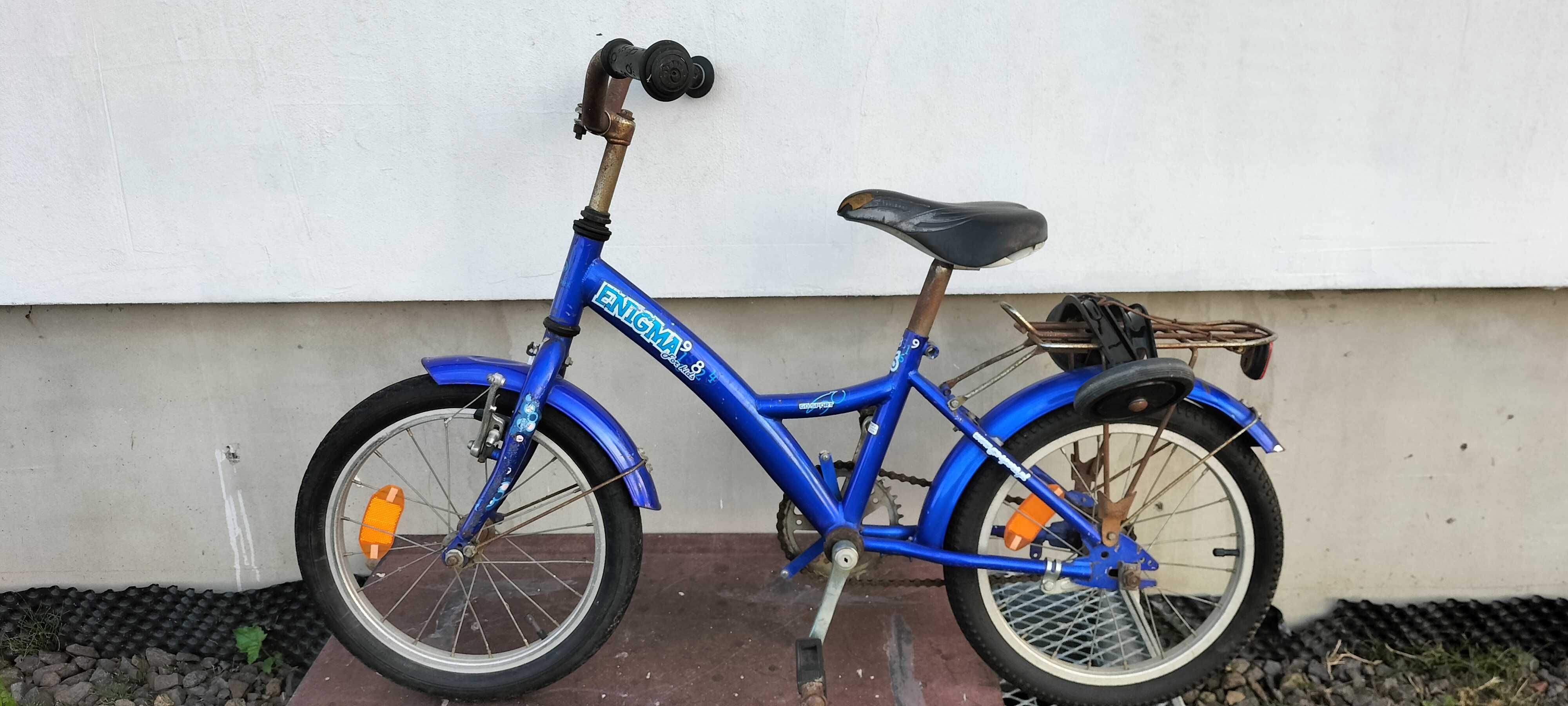 Rower dziecięcy z kółkami bocznymi.
