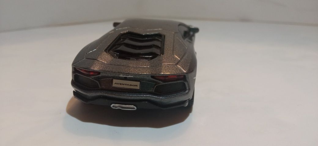 Bburago Lamborghini Aventador lp700-4 w skali 1/43 sterowany