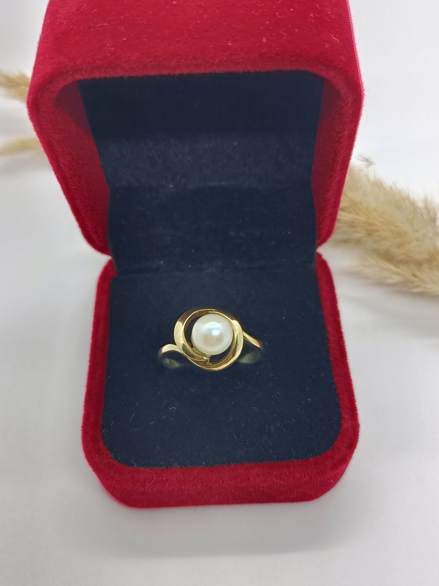 Gustowny pierścionek z perłą ze złota, złoto pr 333