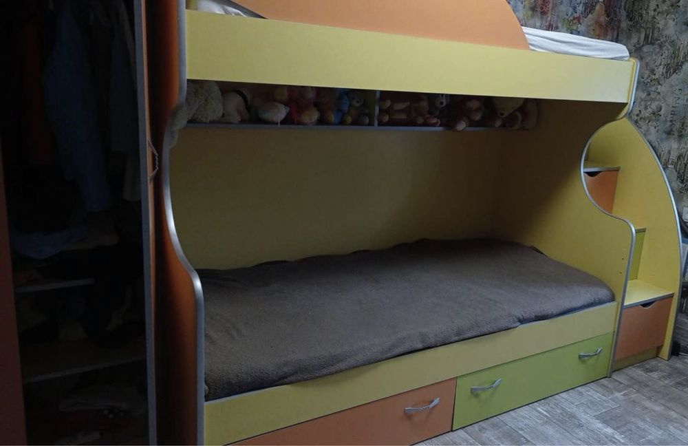 Двохповерхове дитяче ліжко з шафою. Меблі в дитячу кімнату