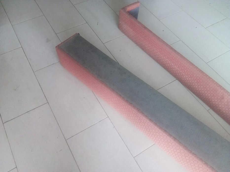 Sanefas em madeira, forradas com tecido.