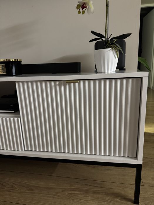 Szafka RTV 154cm biała ryflowana