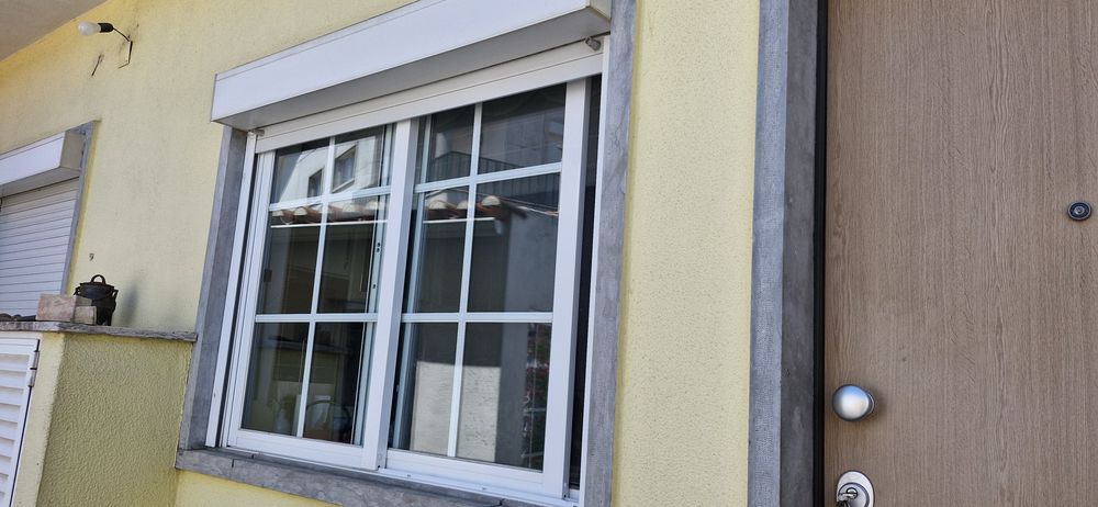 Janelas + estores + redes mosquiteiras