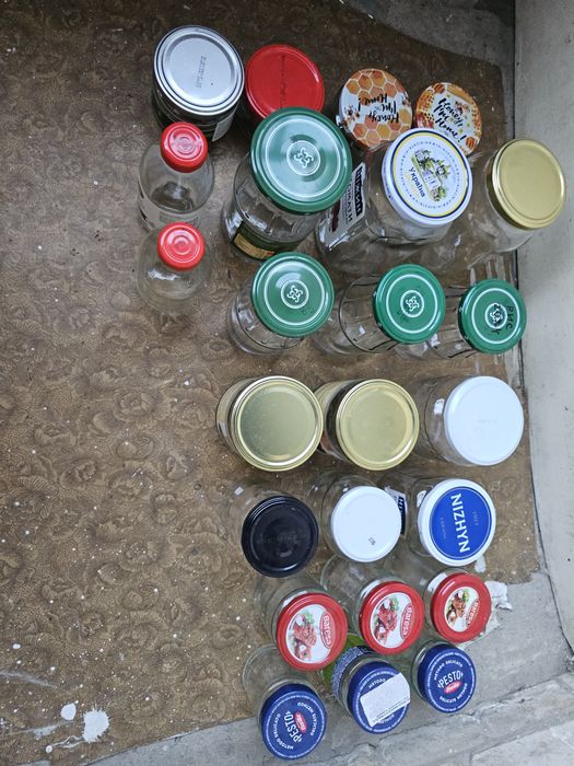 Банки з кришками закрутками