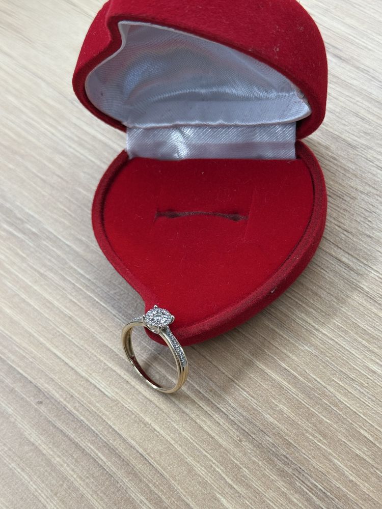 Pierścionek zaręczynowy z brylantem-diamenty
