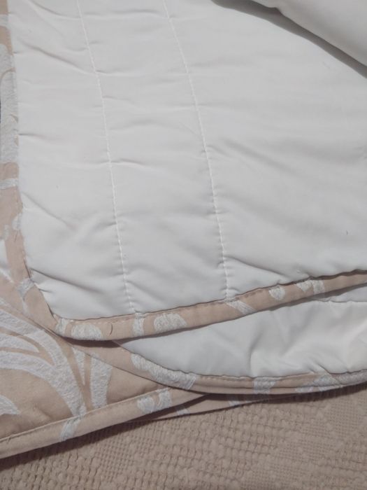 Lindíssima colcha de casal creme e dourado