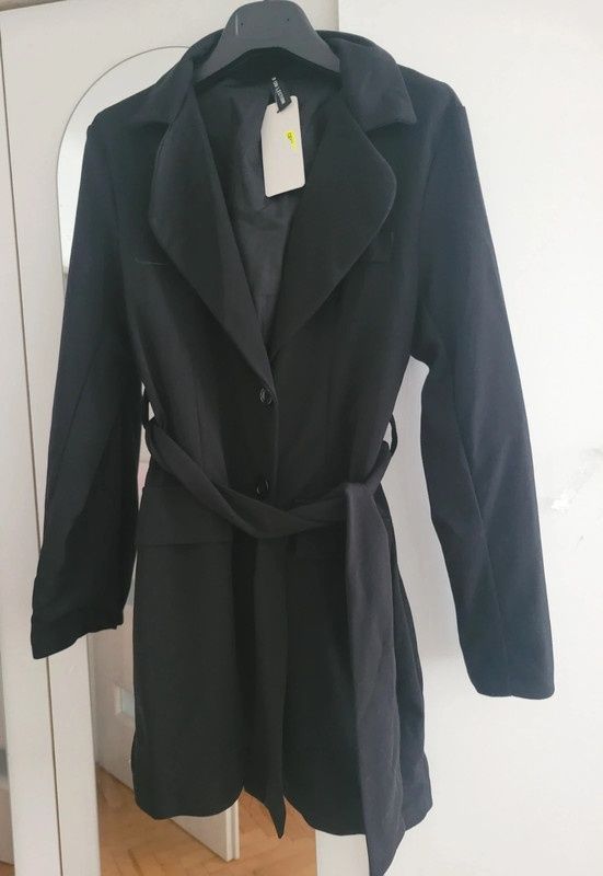 Nowa z metką bardzo elegancka czarna marynarka z paskiem
