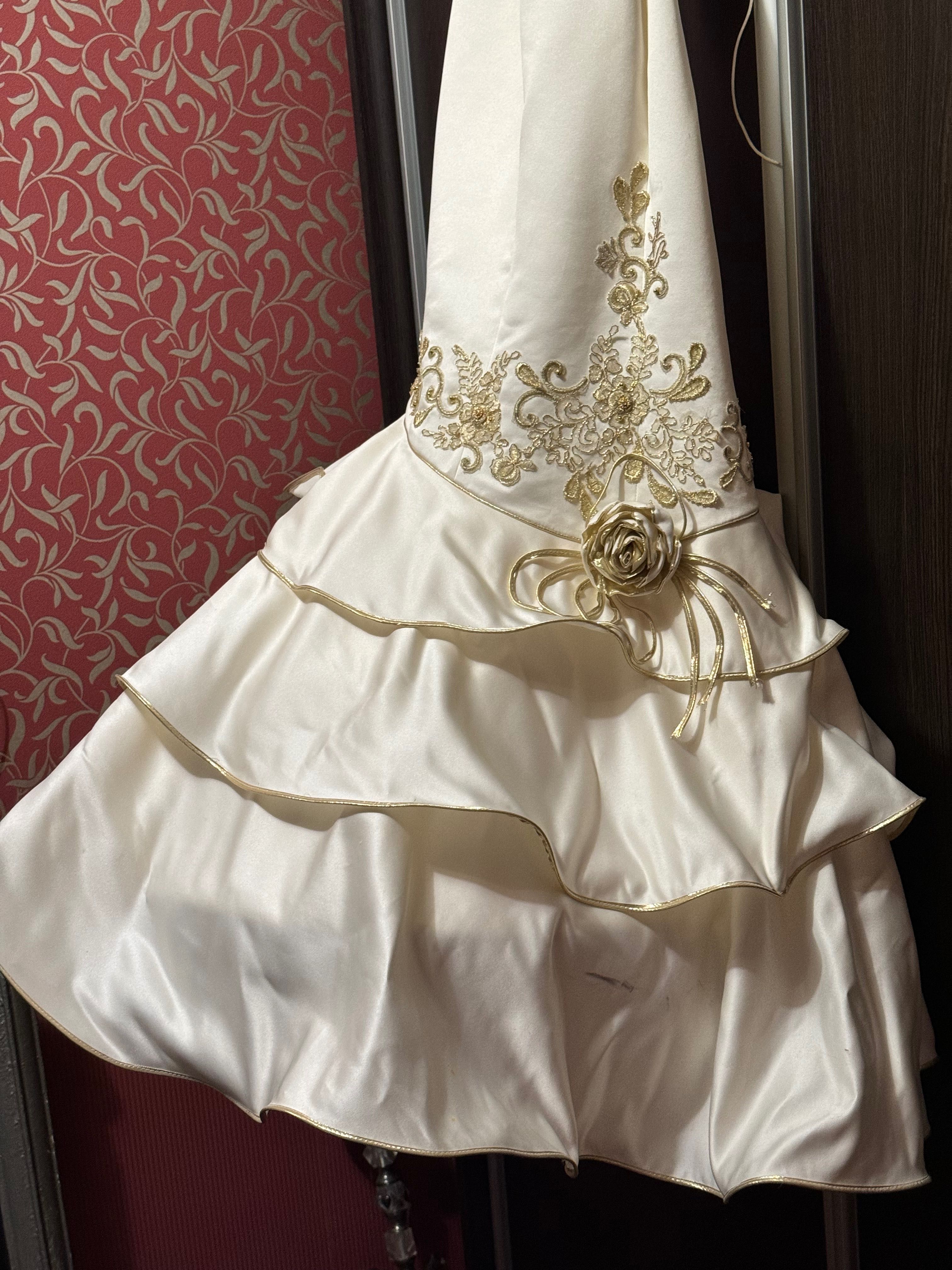 Сукня весільна атласна