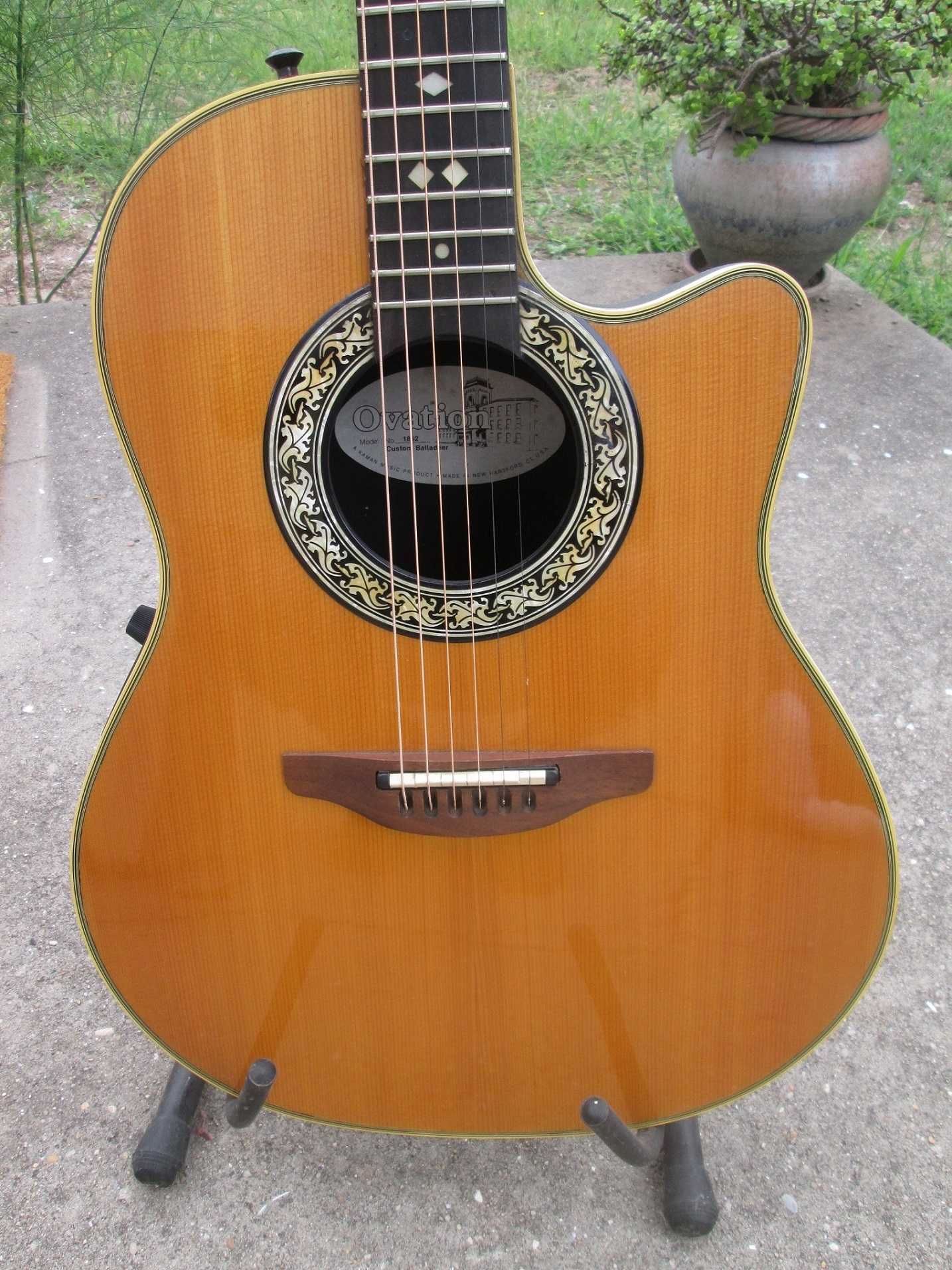 Guitarra eletroacústica Ovation 1862 Custom Ballader com estojo