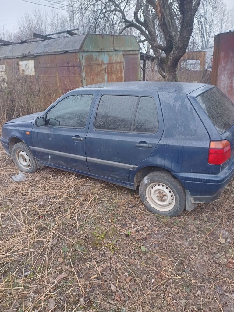 Розбирається Фольксваген гольф 3 двигун 1.6 бензин капот КПП