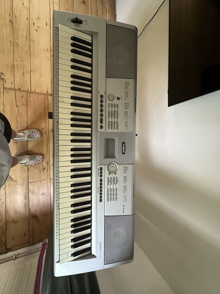 Синтезатор Yamaha Portable Grand DGX-205 з підставкою