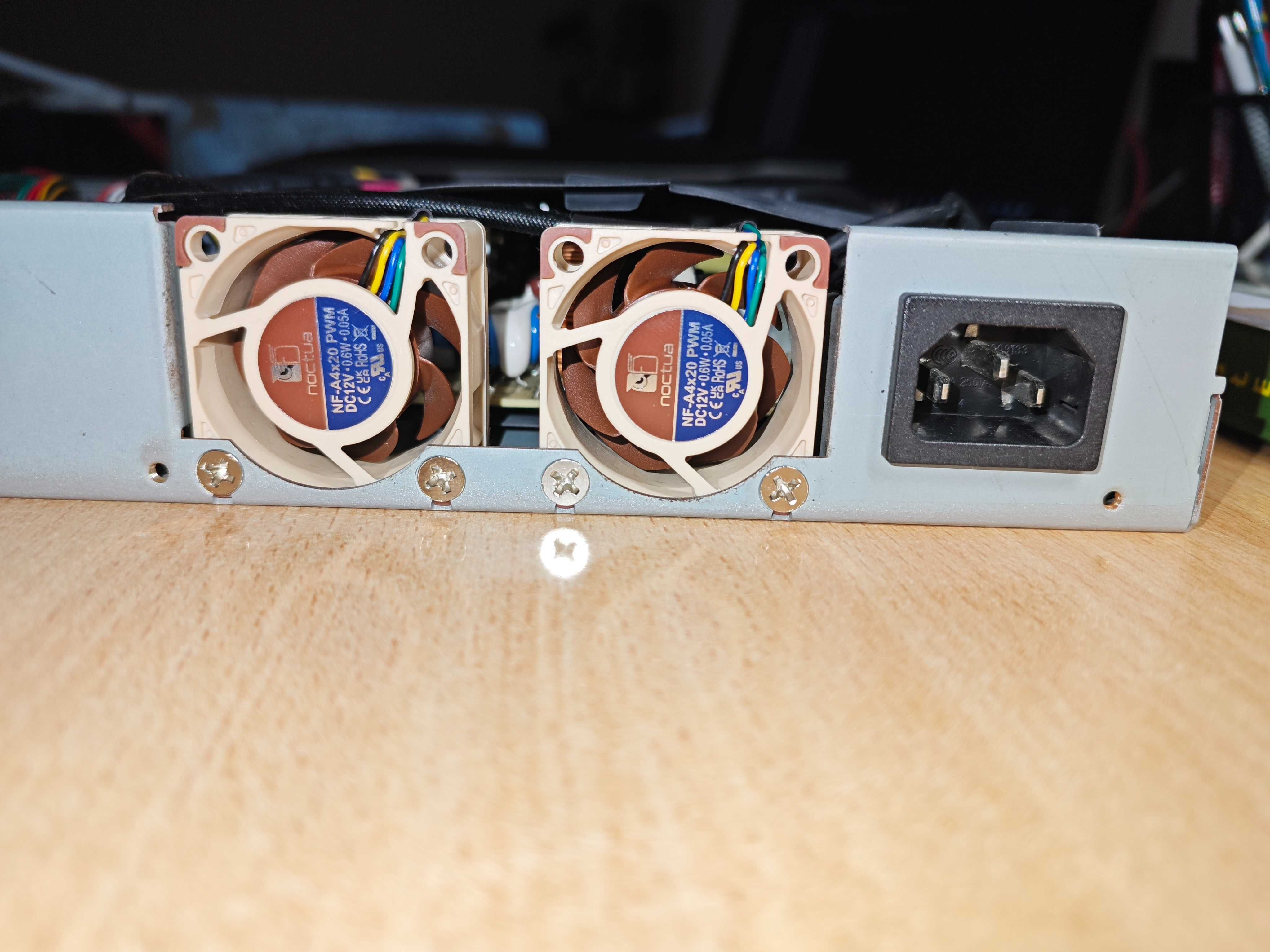 Supercichy Cisco SG300-28PP 28-Port Gigabit PoE+ 2x wentylatory Noctua