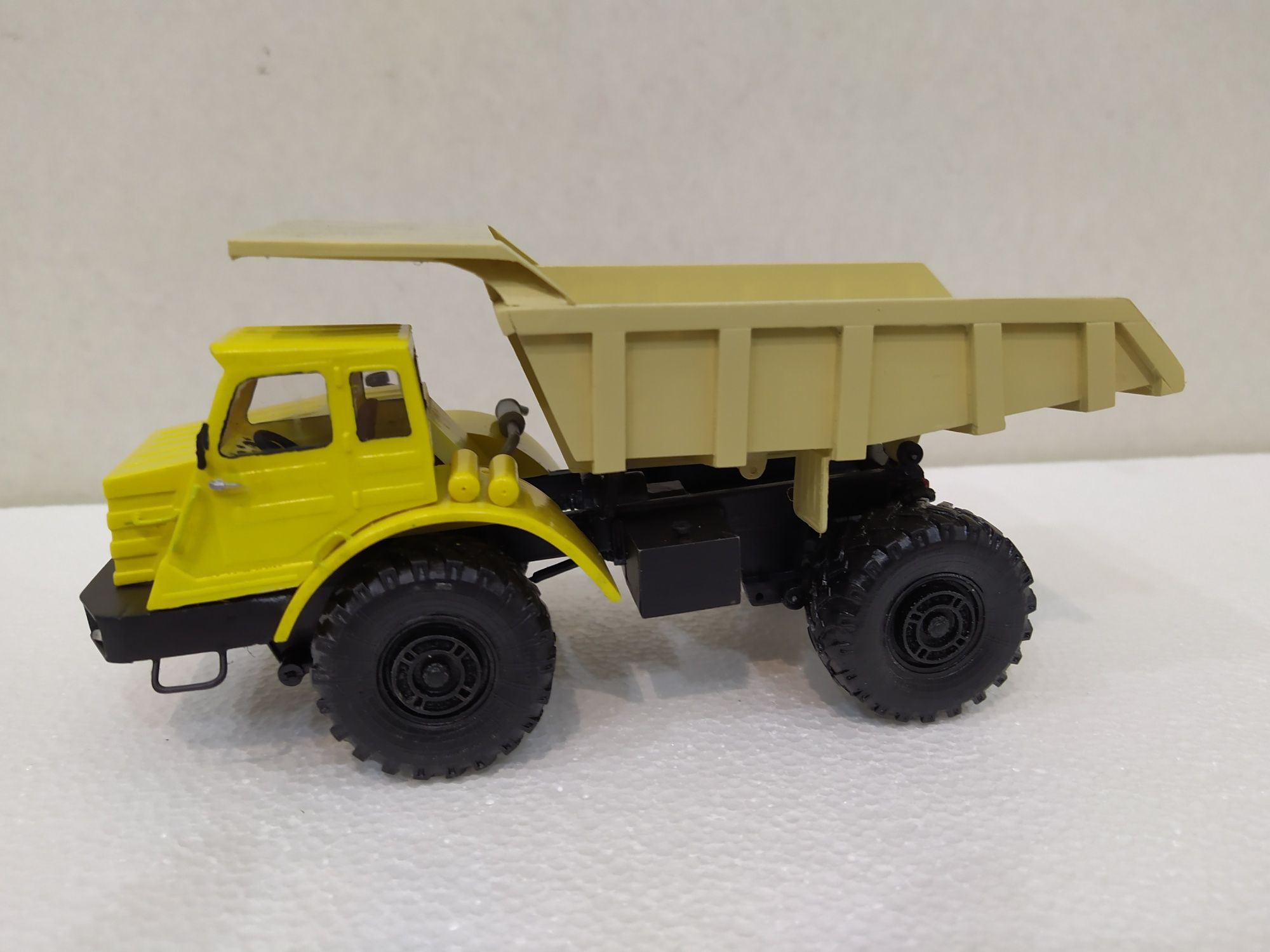 МоАЗ-522 карьерный самосвал . Масштаб 1 /43 .
