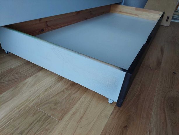 Szuflada drewniana pod łóżko, na kółkach