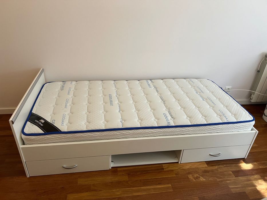 Cama de solteiro branca