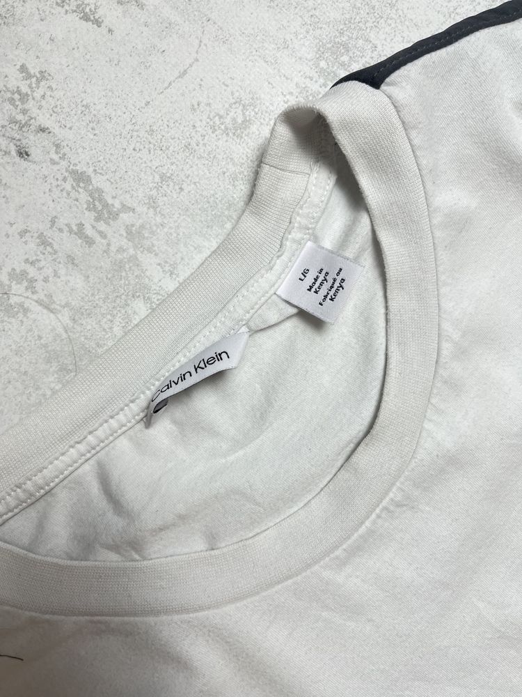Calvin klein — біла футболка з чорними лампасами та вишивкою
