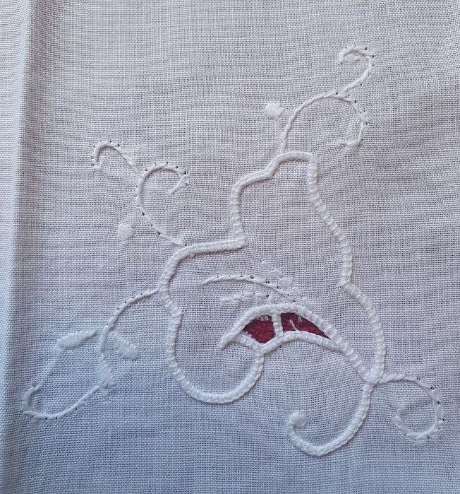 Doze guardanapos brancos de algodão bordados à mão