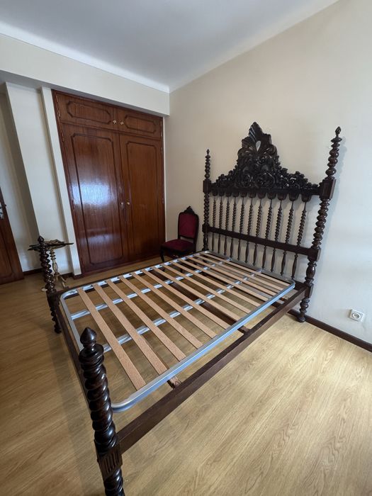 Cama + cómoda + mesas de cabeceira