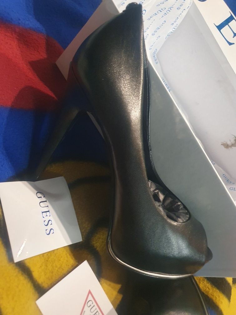 Szpilki czarne Guess 37