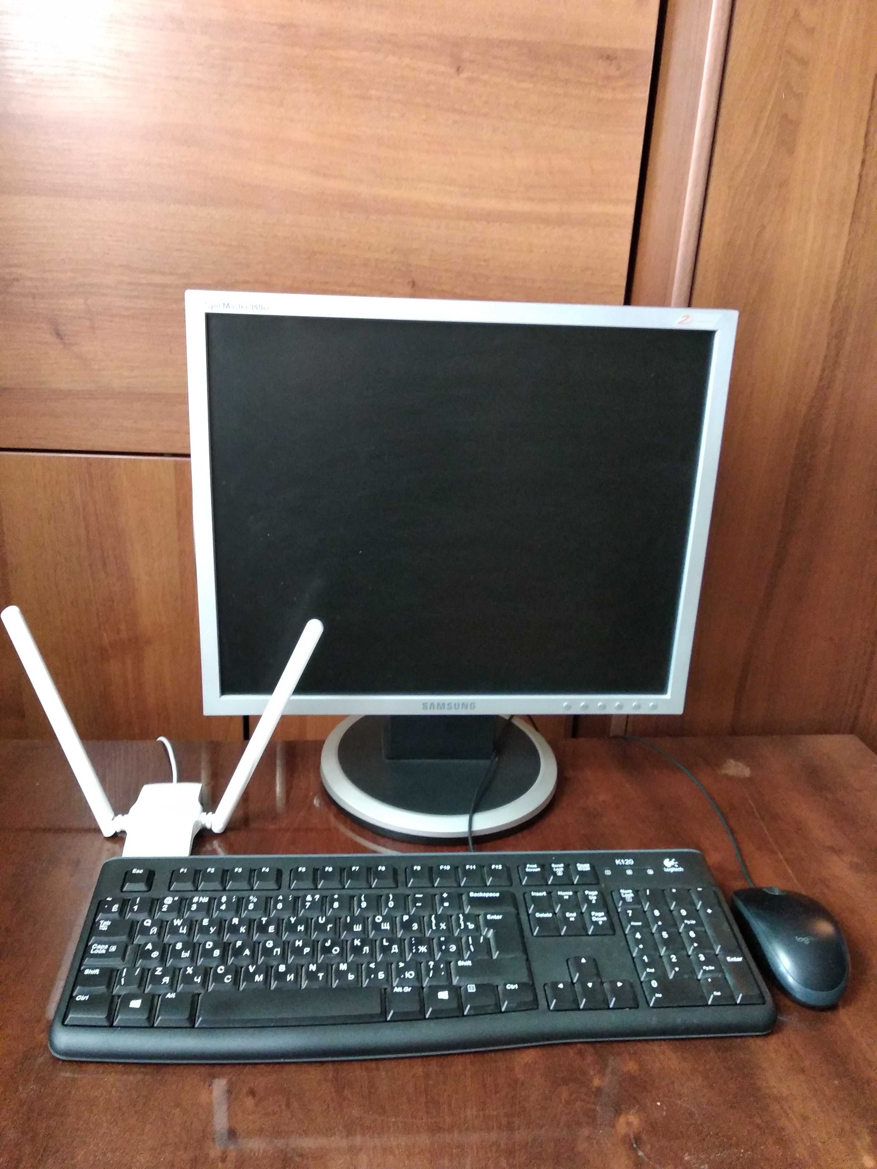Компьютер: системный блок + 19" монитор + клавиатура + мышь + Интернет