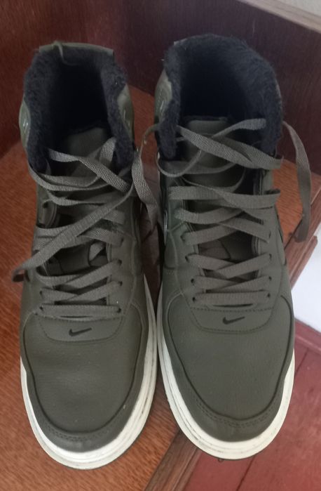 Продам осінню зимове взуття,ціна перше фото 1000грн,друге 900грн