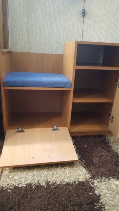 Тумба в прихожу.