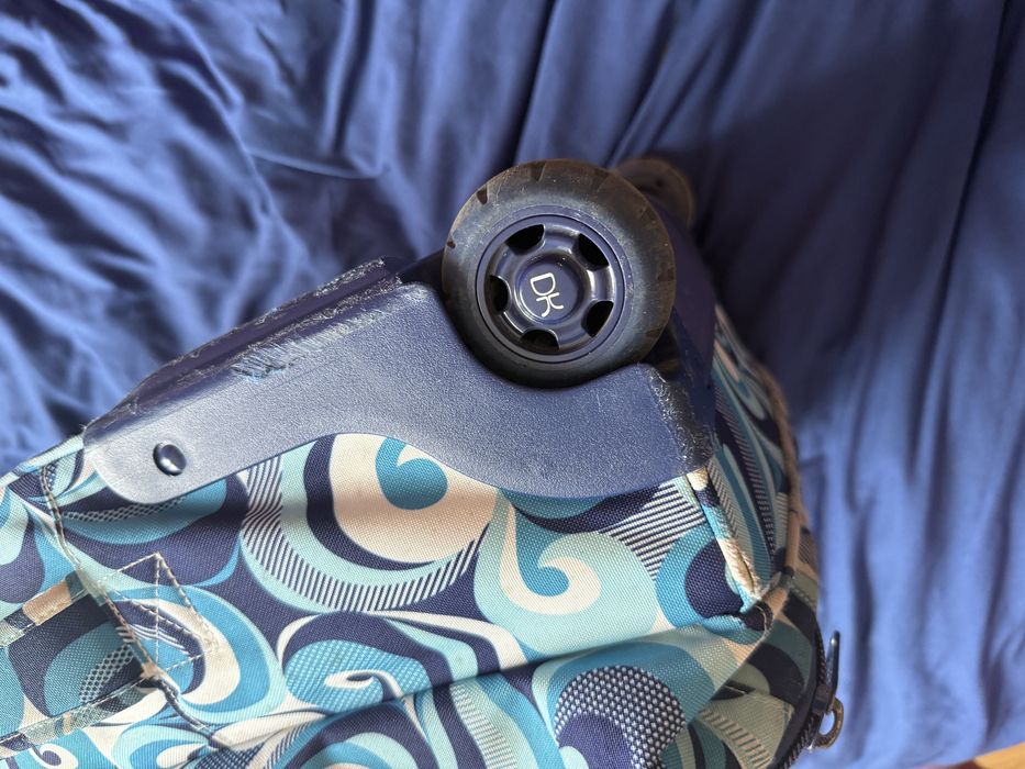 Walizka miękka na kółkach marki DAKINE niebieska w kwiaty hippie