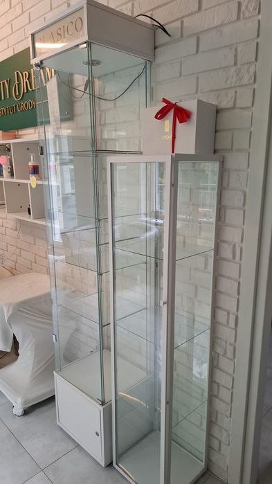 Witryna z szafką na dole podswietlana