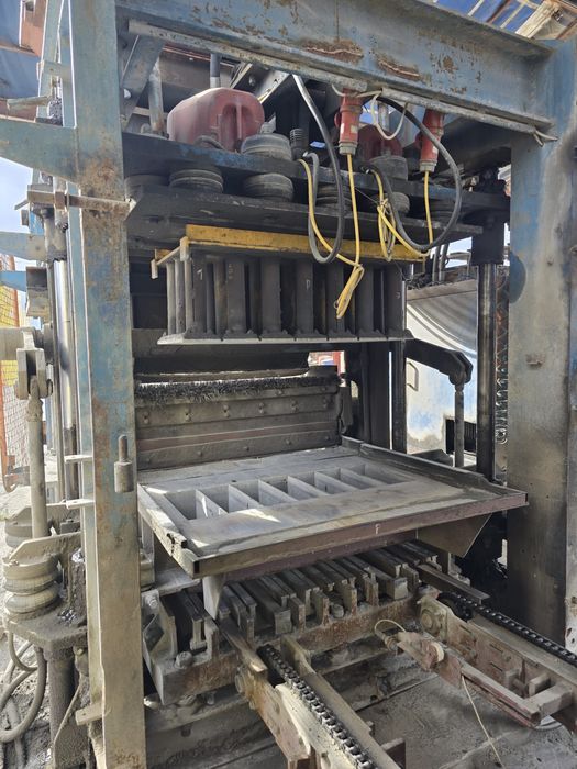 Wibroprasa stacjonarna KVM 62/105 Linia do bloczków betonowych, kostki