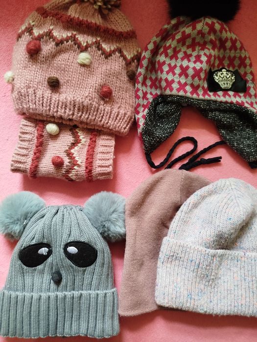 Розпродаж зимових шапок на дівчинку