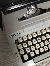 Máquina de escrever Messa com o estojo