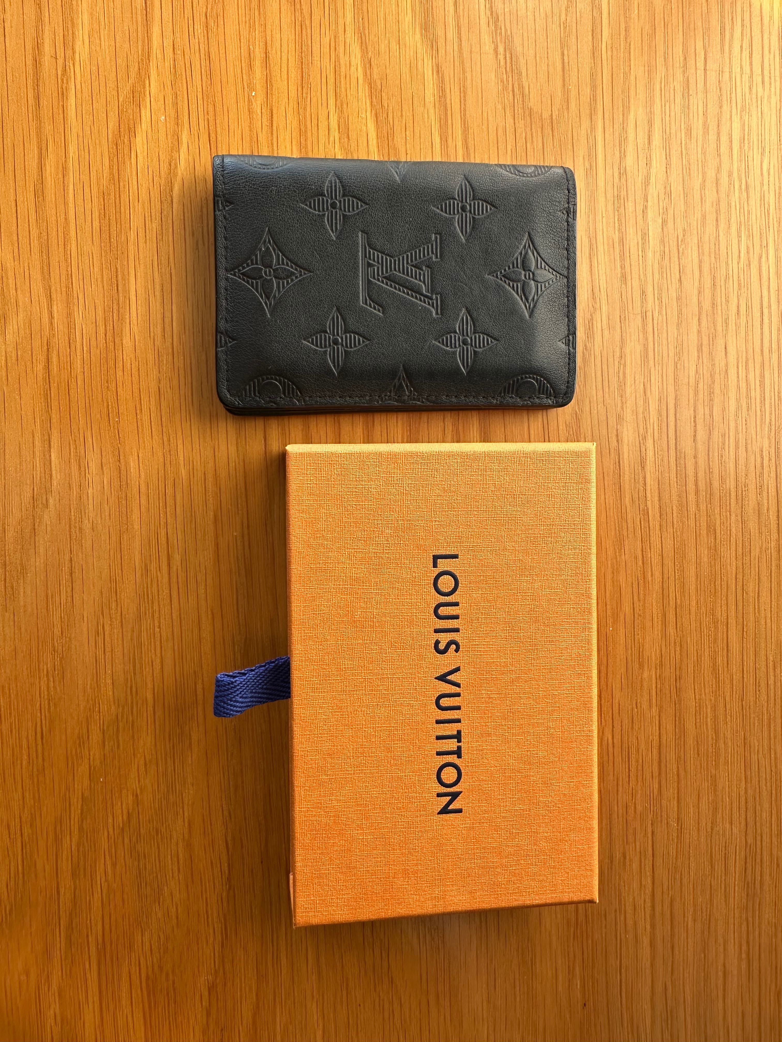 Carteira Louis Vuitton Pocket Organizer M62899 em pele.