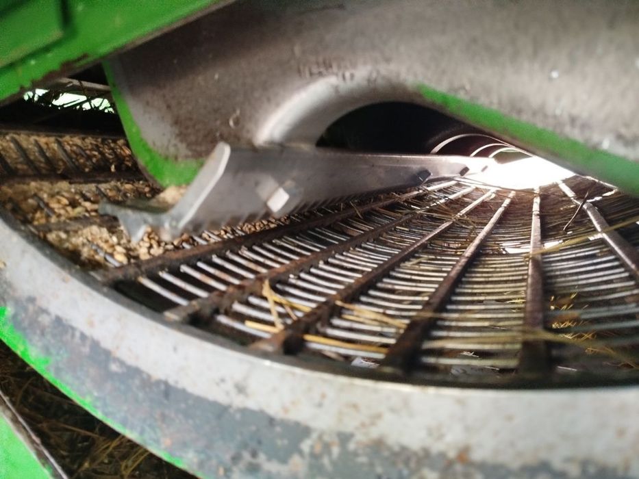 Комбайн зернозбиральний John Deere 1052, 1055