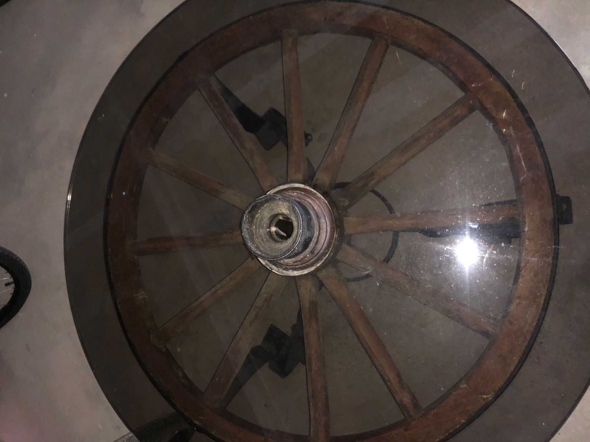 Mesa de vidro feita de roda de bois