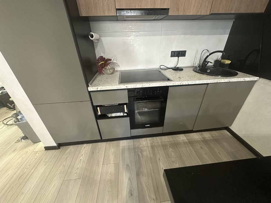 Кухонна поверхність з мийкою