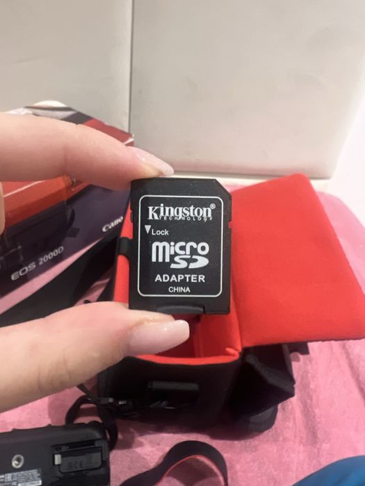 Máquina fotográfica Canon EOS 2000D + cartão micro + 2 baterias