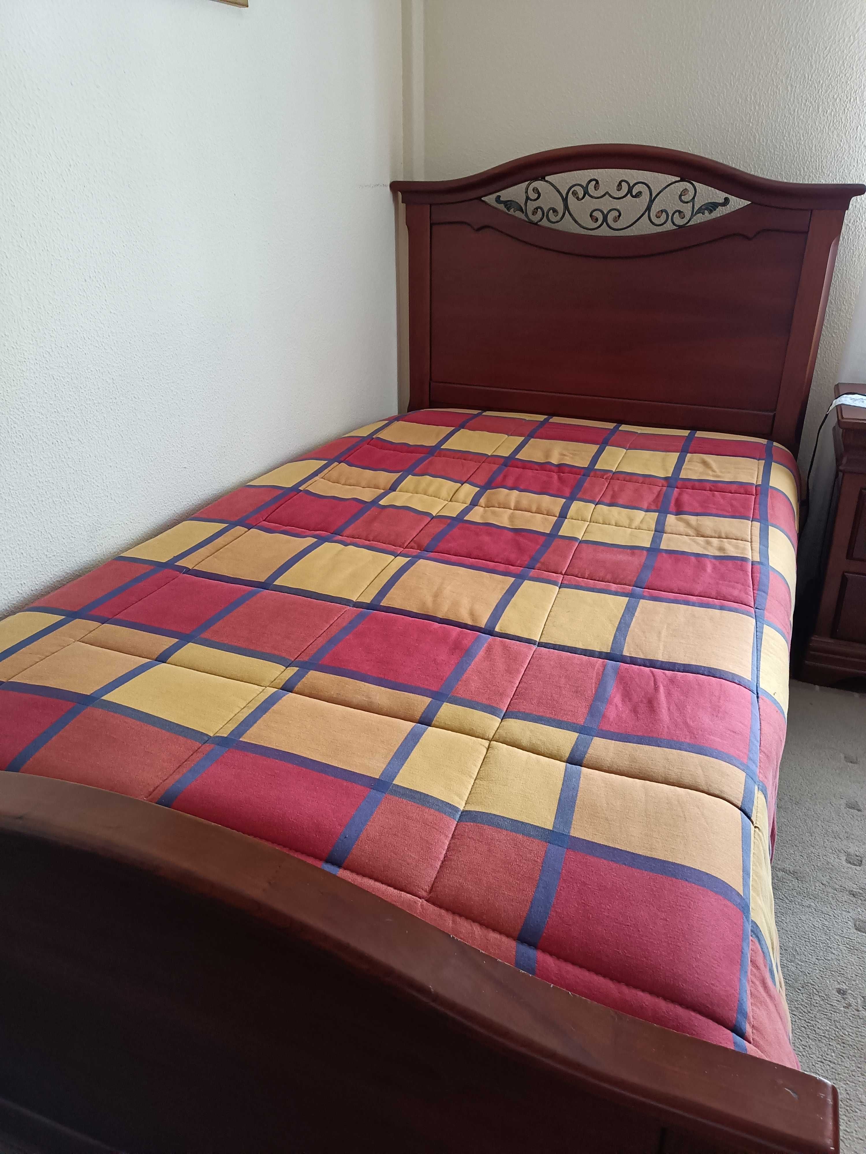 Cama em madeira de cerejeira