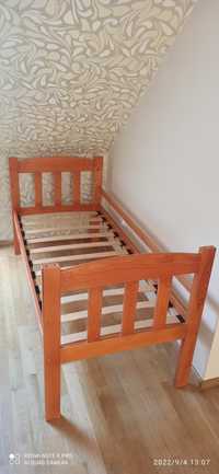 Łóżko drewniane że stelazem