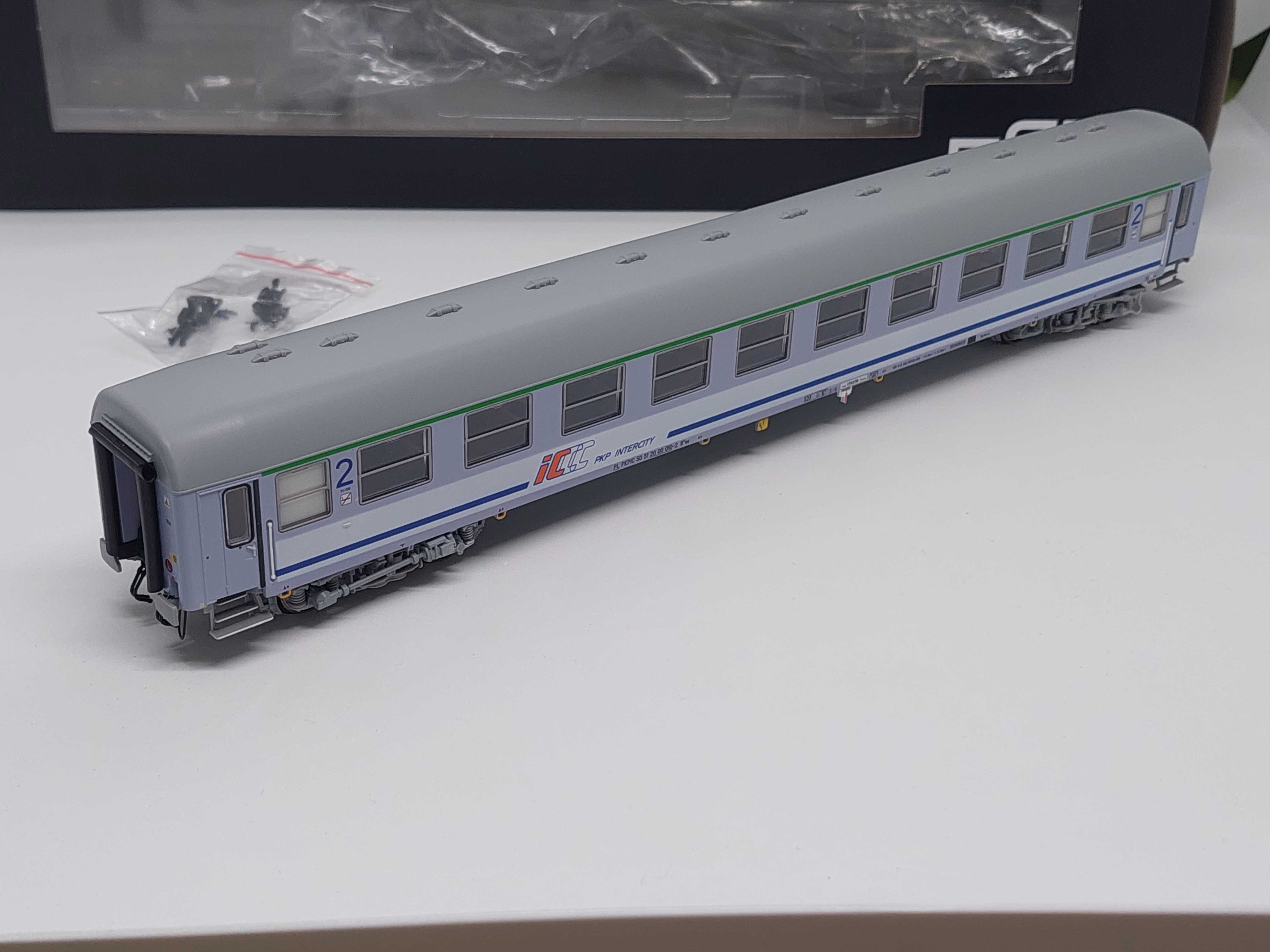 Robo 222230 Wagon 2 kl. PKP Intercity 111Ah H0