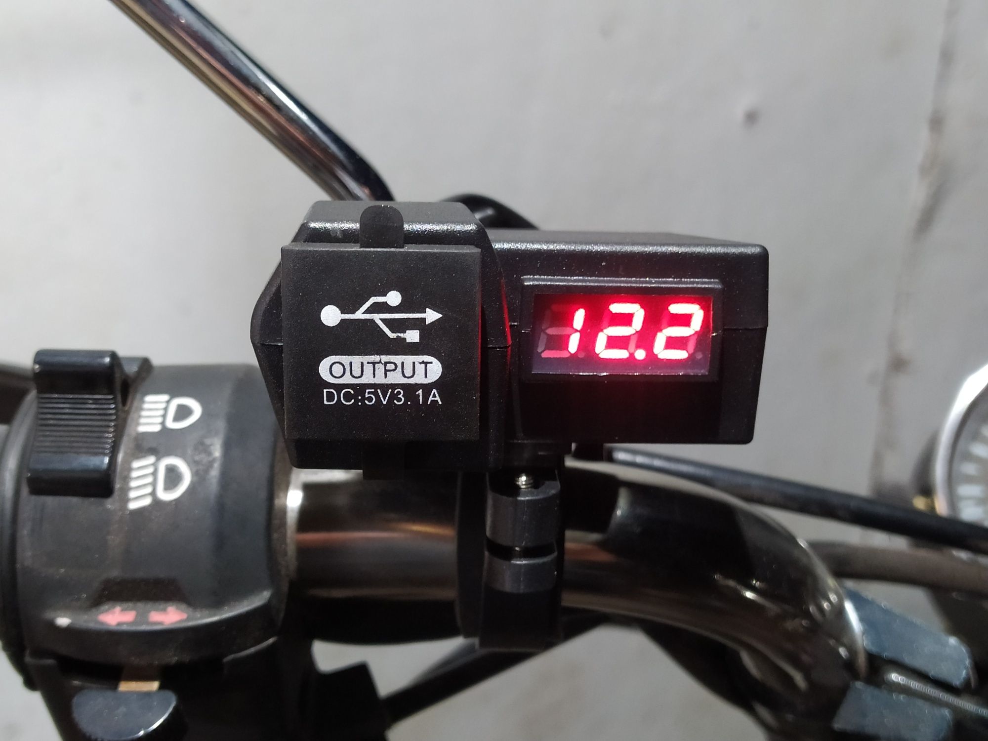 Зарядка USB с вольтметром на руль мото универсальная