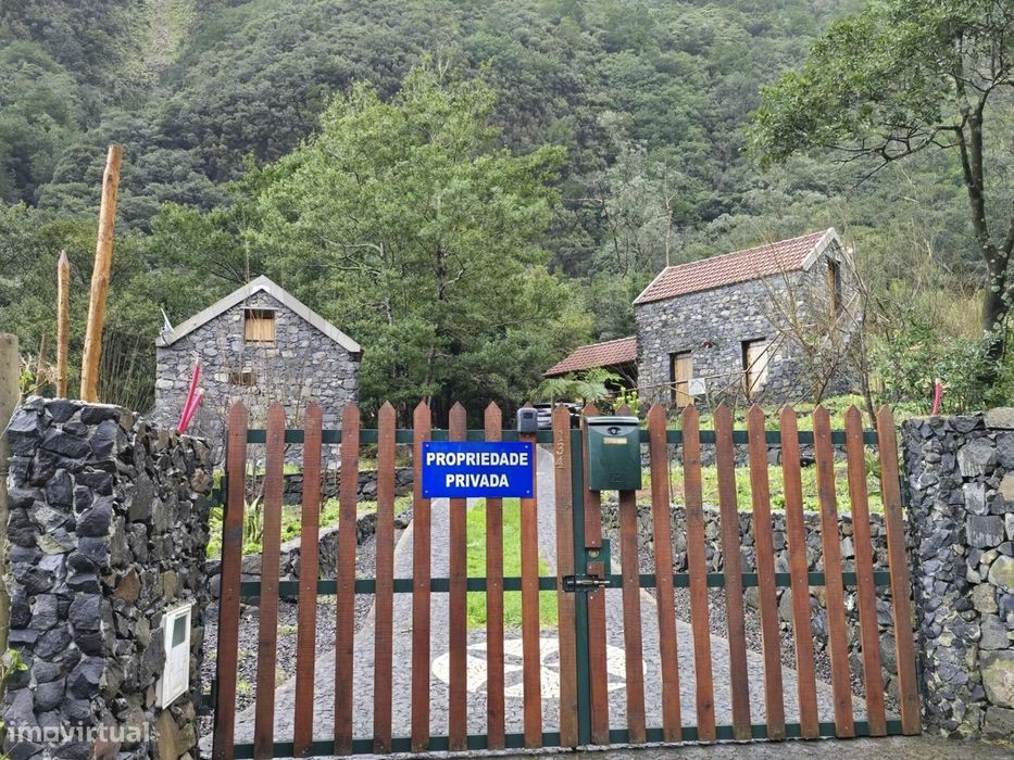 Lote 1581M2 Com 3 Palheiros