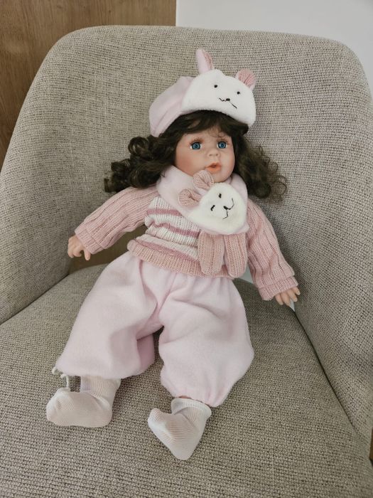 Boneca vestida e com cabelo