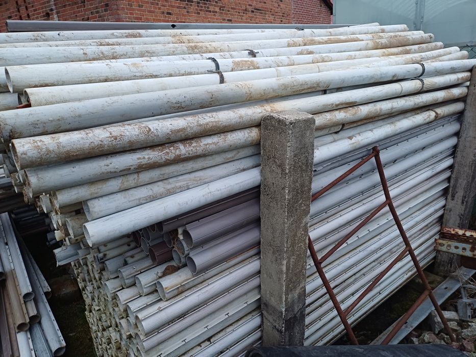 Słupki plastikowe na ogrodzenie