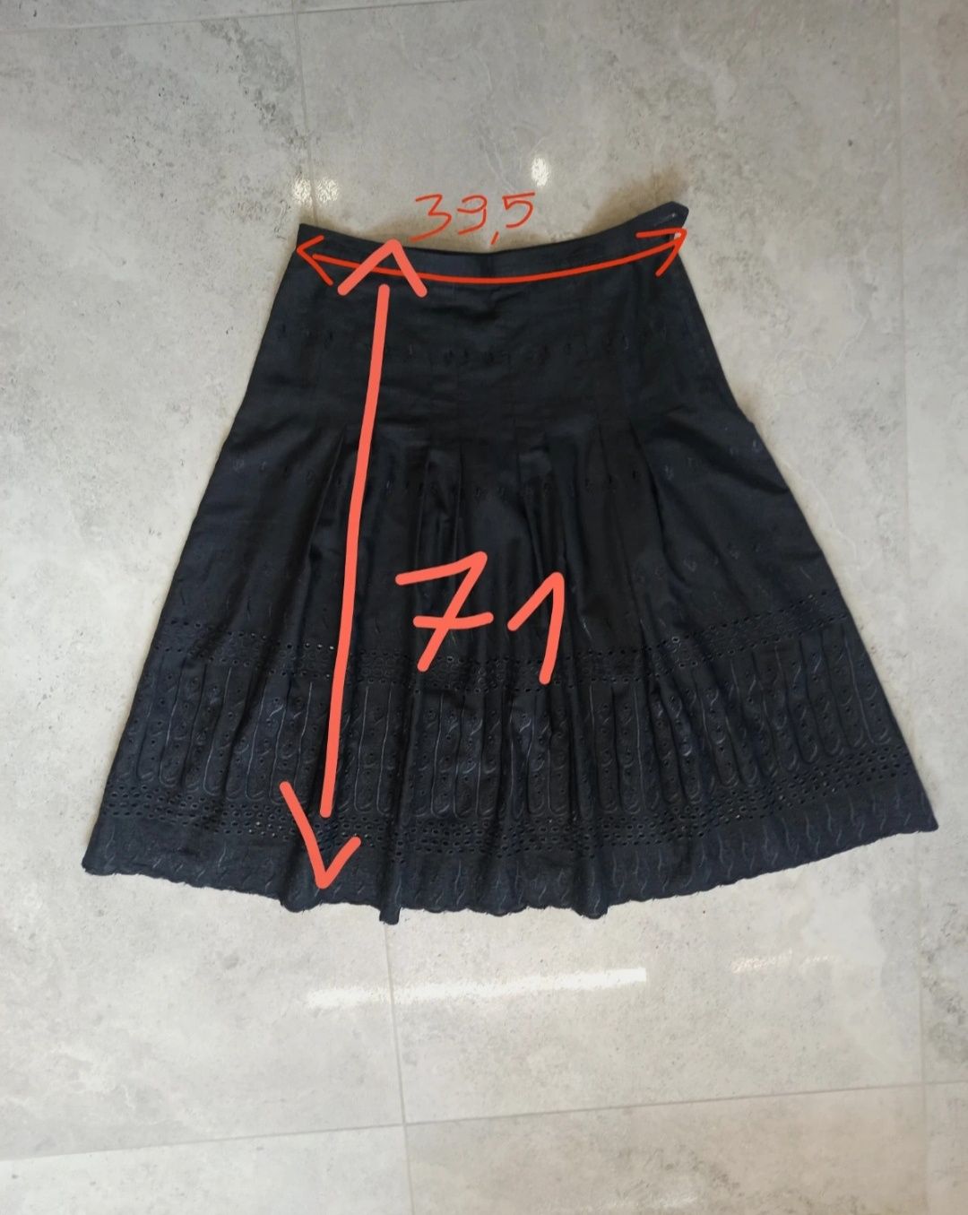 Elegancka czarna spódnica z wzorkami, vintage, rozkloszowana o linii A