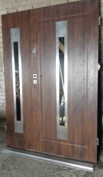 Drzwi zewnętrzne metalowe dwuskrzydłowe.