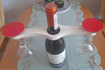 stojak na wino i dwa kieliszki