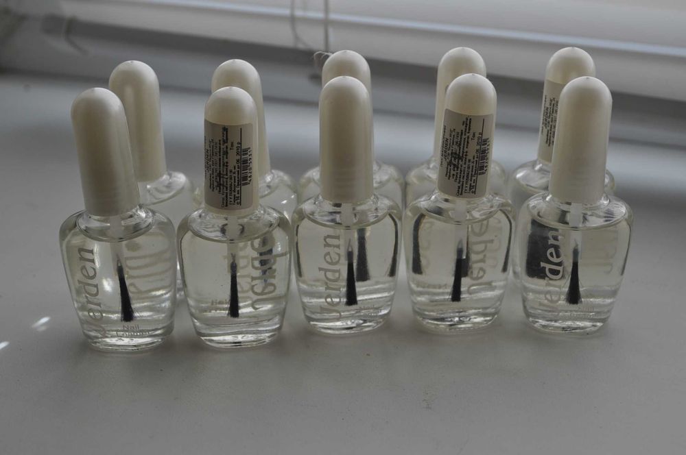 Лак для ногтей прозрачный.