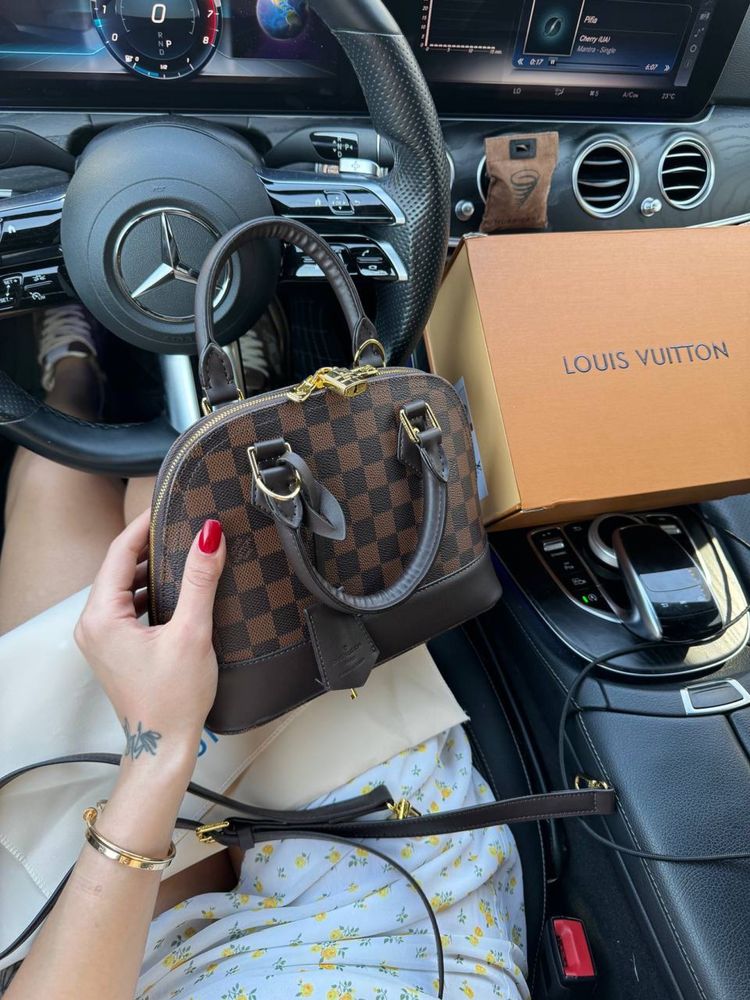 Сумочка Louis Vuitton Alma Premium