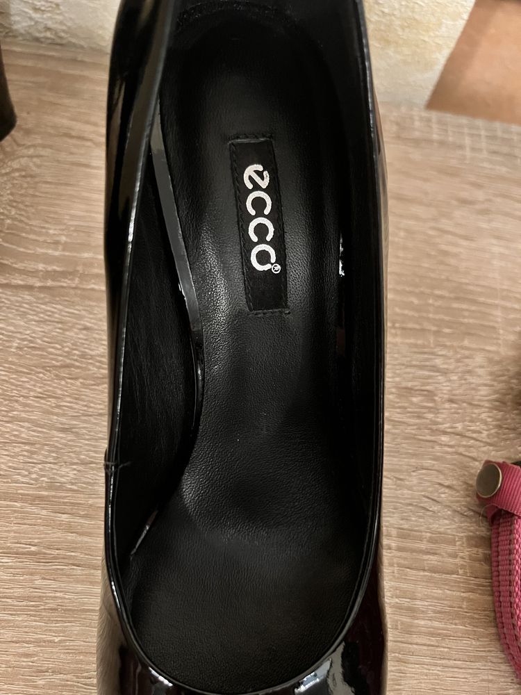 Buty ecco na obcasie  39/40 stan idealny