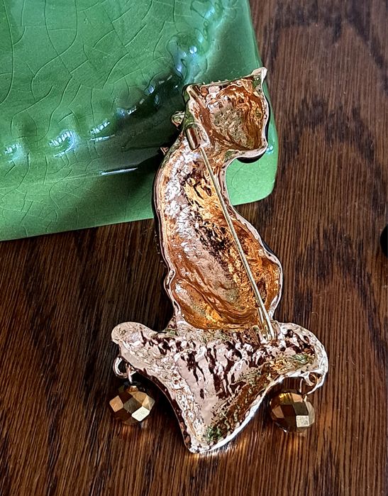 Metalowa broszka damska